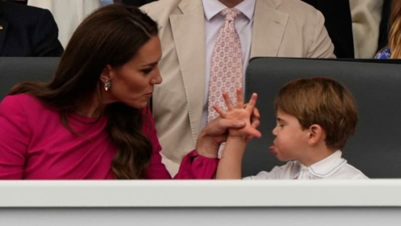 Ui! Da schaut Mama Kate aber streng, als Prinz Louis ihr die Zunge zeigt. (Bild: Frank Augstein / AP / picturedesk.com)