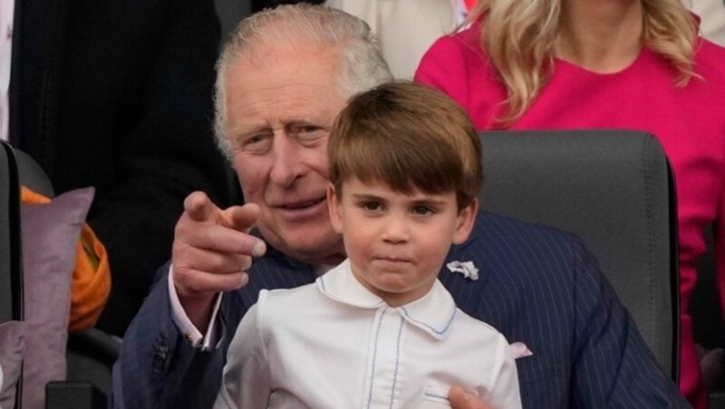 Opa Prinz Charles nimmt Louis auf den Schoß. (Bild: APA/AP Photo/Frank Augstein)