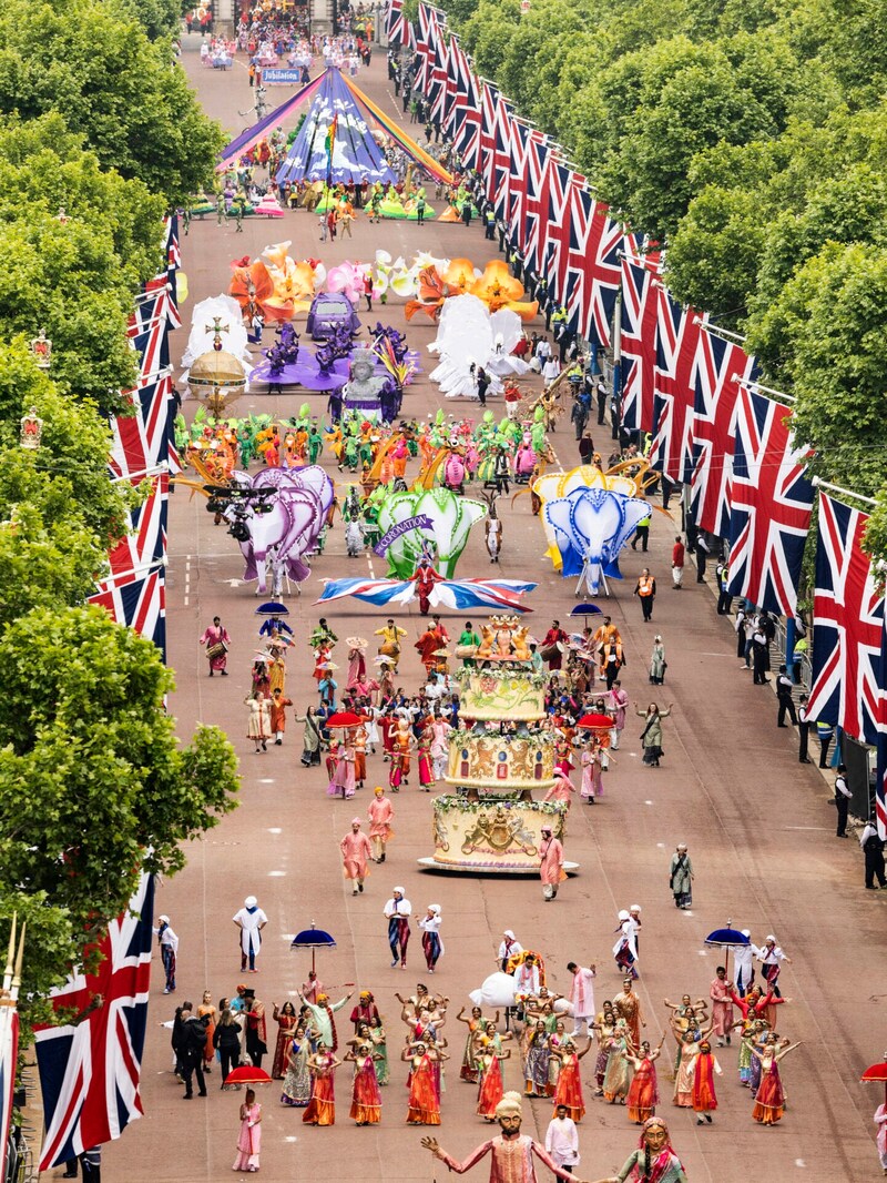 Der große Festumzug zum Jubiläum der Queen auf der Mall, die zum Buckingham-Palast führt (Bild: APA/Photo by Humphrey Nemar/AFP)