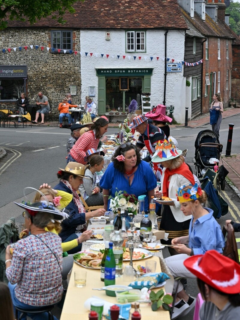 „Big Jubilee Lunch“ in Alfriston, im Osten der Grafschaft Sussex (Bild: APA/Photo by Glyn KIRK/AFP)