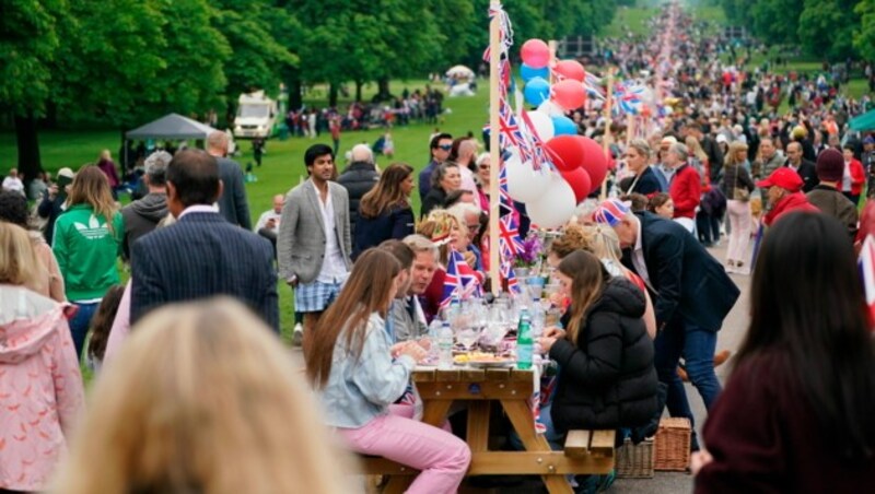 Beim Schloss Windsor haben sich zahlreiche Menschen zu einem gemeinsamen Jubiläums-Picknick versammelt. (Bild: APA/Steve Parsons/PA via AP)