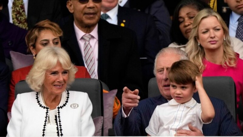 Prinz Charles kümmert sich um Prinz Louis. (Bild: APA/Photo by Frank Augstein/AFP)