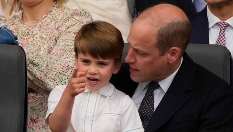 Was Prinz William seinem Sohn wohl gerade ins Ohr flüstert? (Bild: APA/Photo by Frank Augstein/AFP)