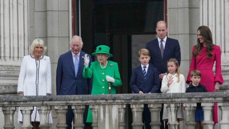 Queen Elizabeth zeigt sich während des großen Festumzuges mit ihrer Familie am Balkon des Buckingham-Palastes. (Bild: APA/Jonathan Brady/Pool Photo via AP)