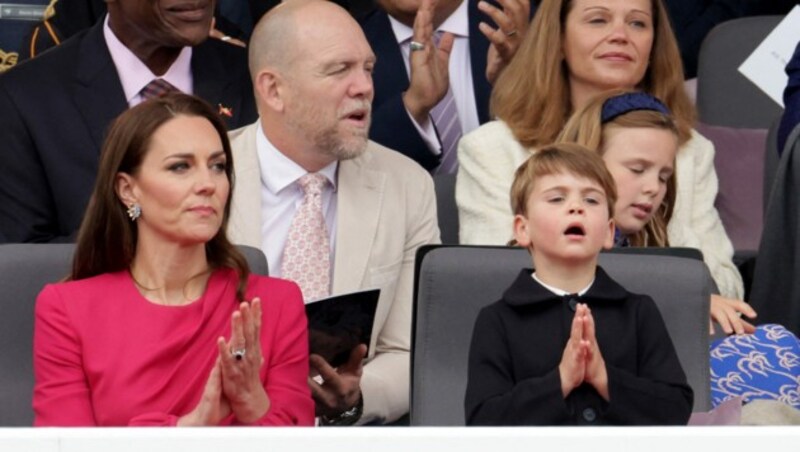 Prinz Louis und Herzogin Kate beobachten den Umzug - hier ist Louis noch nicht so quengelig. (Bild: APA/Photo by Chris Jackson/AFP)