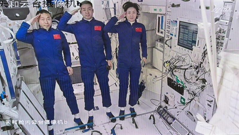 Liu Yang, Chen Dong and Cai Xuzhe nach ihrer Ankunft auf der Raumstation (Bild: AP)