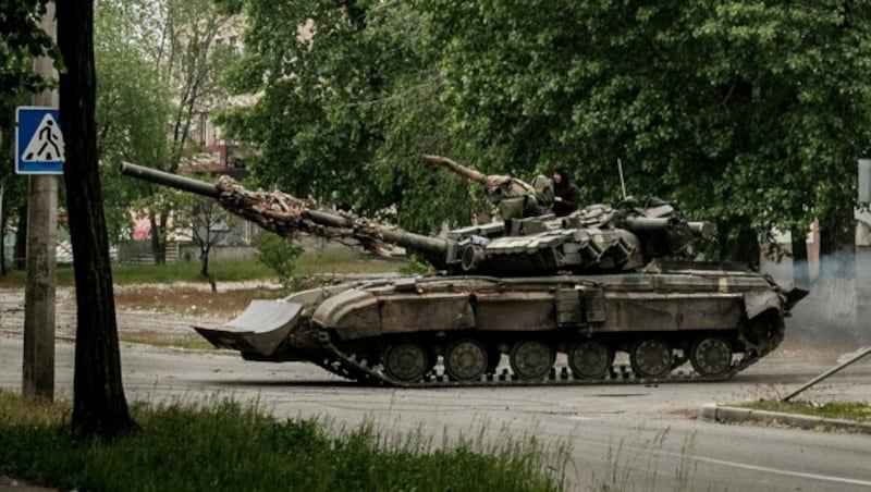 Die ukrainischen Streitkräfte ziehen sich aus Sjewjerodonezk zurück. (Bild: APA/AFP/Yasuyoshi CHIBA)