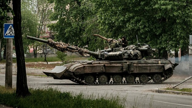 Die ukrainischen Streitkräfte ziehen sich aus Sjewjerodonezk zurück. (Bild: APA/AFP/Yasuyoshi CHIBA)