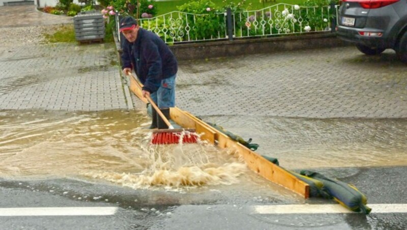 Sturmschäden und Überflutungen im Bezirk Braunau, Mit Sandsäcken und anderen Barrieren versuchen Anrainer die Fluten umzuleiten (Bild: Manfred Fesl)