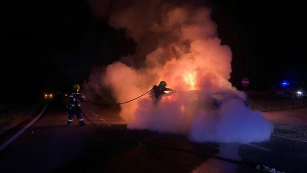 Der Wagen ging in Vorchdorf in Flammen auf, die Feuerwehr ging zum Löschen ganz nah ran (Bild: FF Vorchdorf)