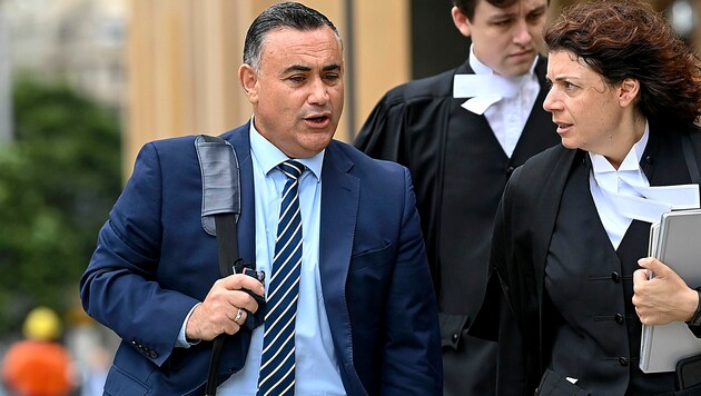 John Barilaro (links) wurde laut eigenen Angaben schwer traumatisiert und musste die Politik verlassen. Nun hat ihm ein Gericht in Sydney eine hohe Entschädigungssumme zugestanden, die Google zahlen muss. (Bild: AP)