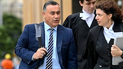 John Barilaro (links) wurde laut eigenen Angaben schwer traumatisiert und musste die Politik verlassen. Nun hat ihm ein Gericht in Sydney eine hohe Entschädigungssumme zugestanden, die Google zahlen muss. (Bild: AP)