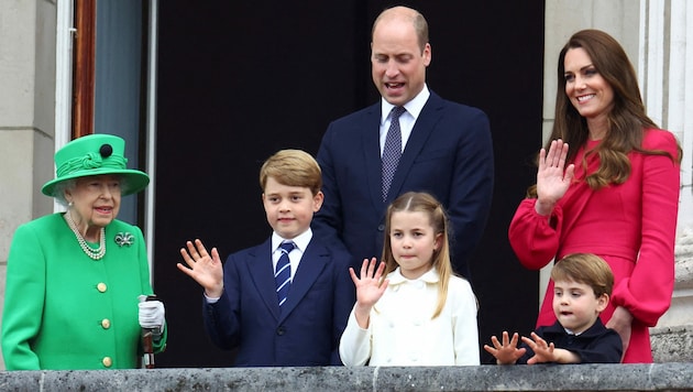 Drei Minuten zeigte sich Queen Elizabeth zum Abschluss ihres Jubiläums am Balkon des Buckingham-Palastes. (Bild: APA/Photo by HANNAH MCKAY/AFP)