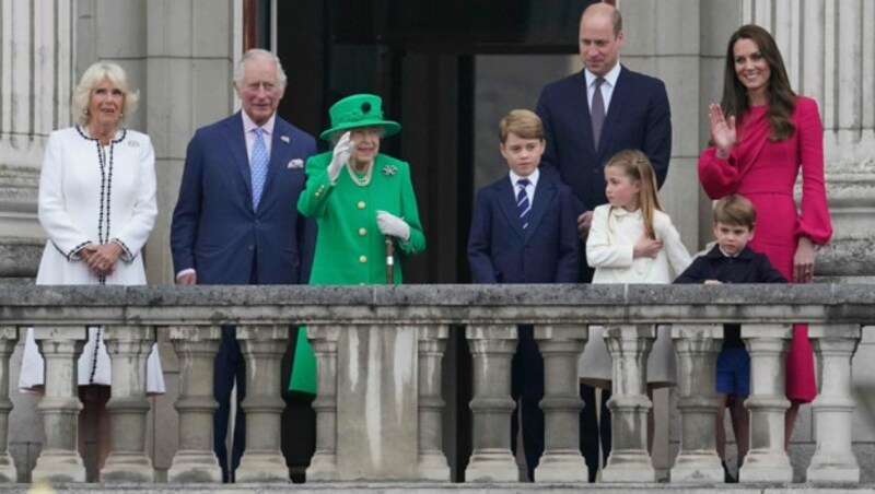 Von links: Camilla, Herzogin von Cornwall, Prinz Charles, Königin Elisabeth II., Prinz George, Prinz William, Prinzessin Charlotte, Prinz Louis und Kate, Herzogin von Cambridge, auf dem Balkon des Buckingham-Palastes während der Platin-Jubiläumsfeier vor dem Buckingham-Palast in London (Bild: APA/Jonathan Brady/Pool Photo via AP)