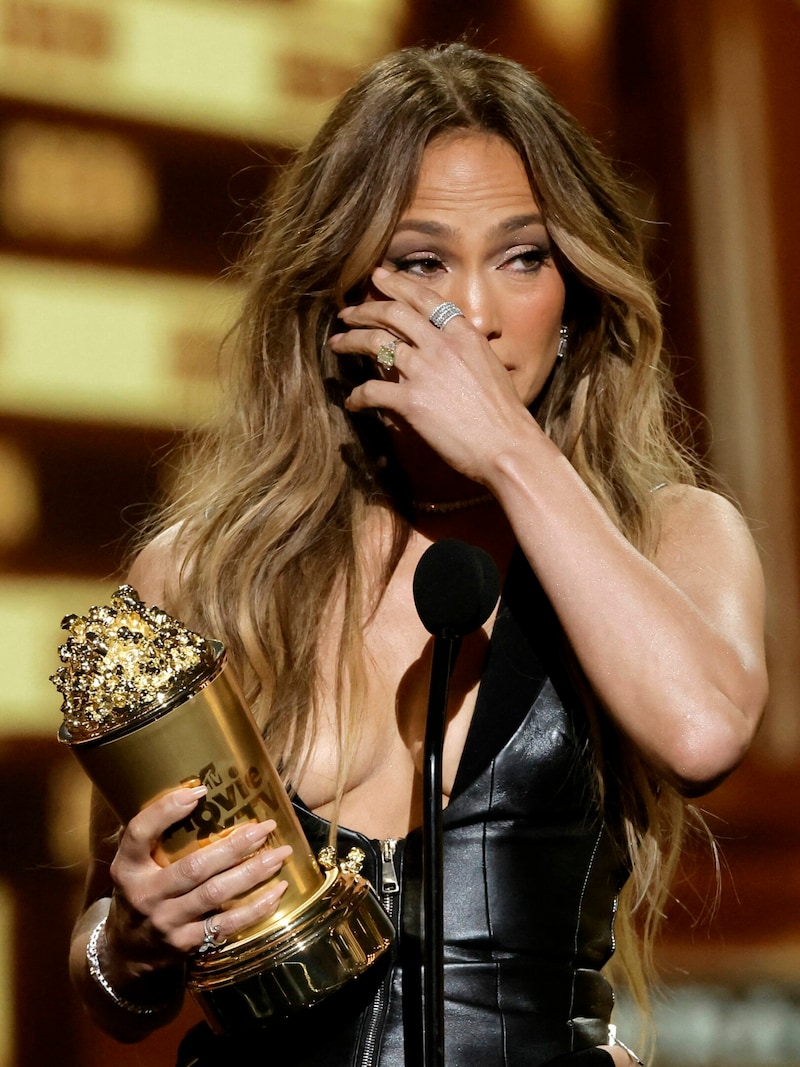 Jennifer Lopez ist gerührt von dem Preis. (Bild: APA/Kevin Winter/Getty Images/AFP)