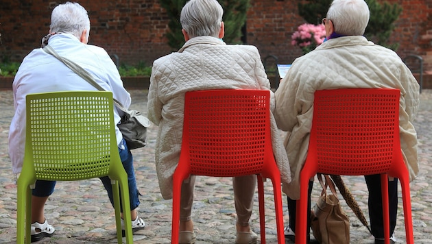 In Italien trafen sich kürzlich zwei Halbschwestern erstmals nach 70 Jahren. Da sie die Sprache der jeweils anderen nicht sprechen, nahmen sie Verwandte zum Übersetzen mit (Symbolbild). (Bild: APA/dpa-Zentralbild/Jens Wolf)