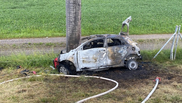 Eine Person verbrannte in dem völlig zerstörten Kleinwagen. (Bild: KAPO Thurgau)
