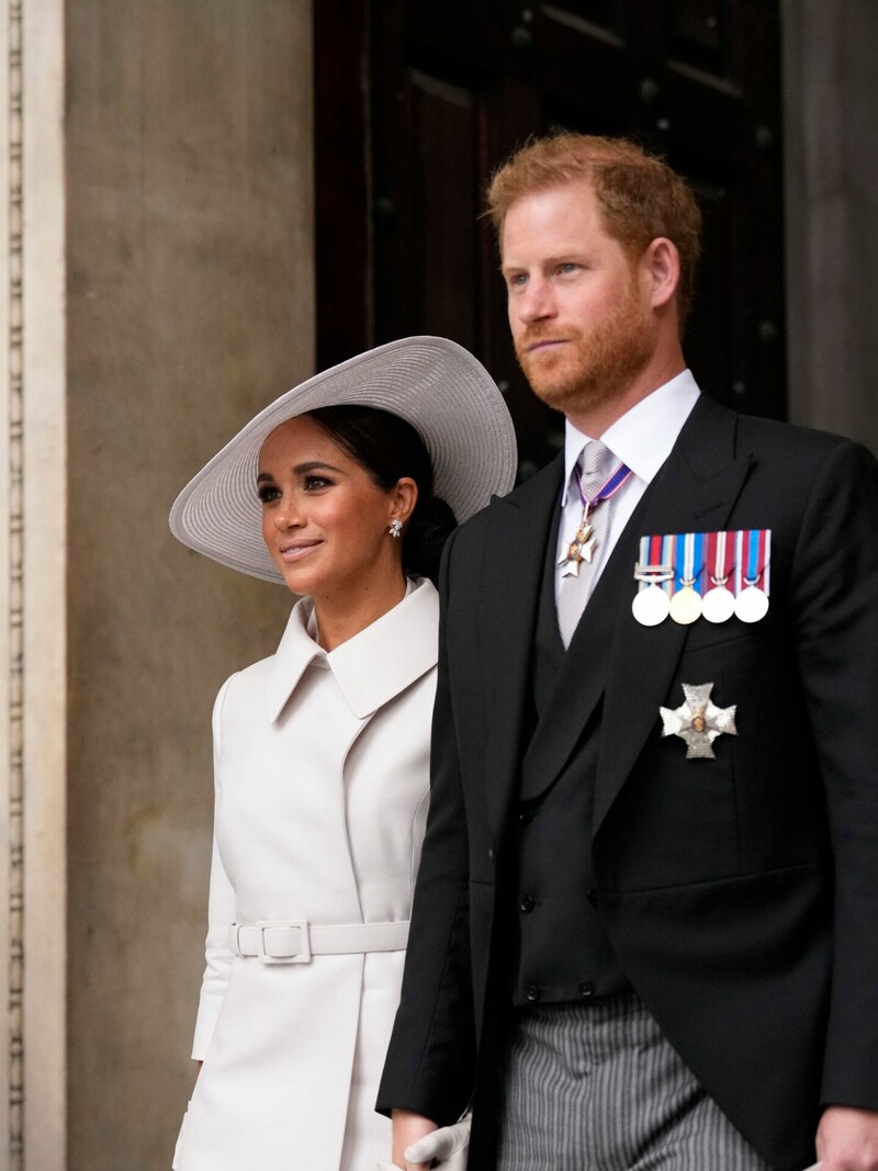 Prinz Harry und Herzogin Meghan nahmen während ihres Besuchs in Großbritannien nur an einem Gottesdienst für die Queen teil. (Bild: APA/AP Photo/Matt Dunham)