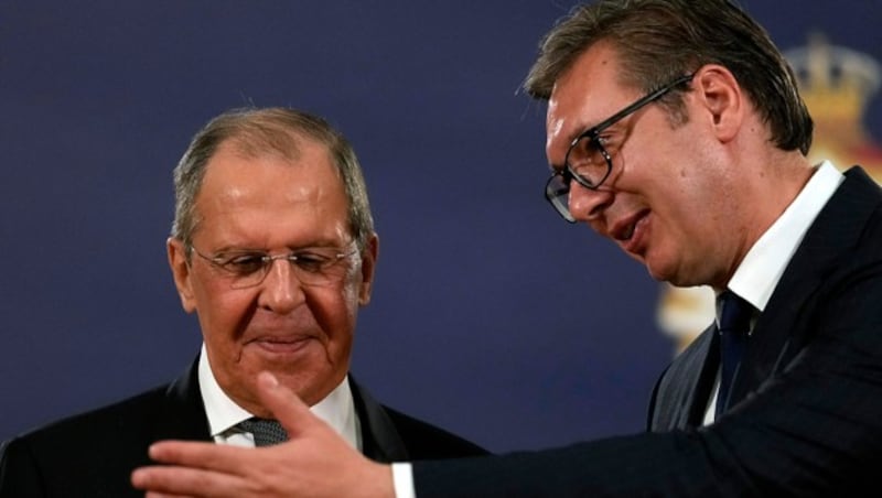 Lawrow während eines Besuchs bei Präsident Vucic in Belgrad im Oktober 2021 (Bild: AP)