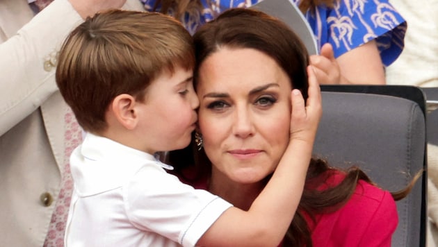 Prinz Louis gibt seiner Mama einen Kuss. (Bild: APA/Photo by Chris Jackson/AFP)