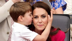 Prinz Louis gibt seiner Mama einen Kuss. (Bild: APA/Photo by Chris Jackson/AFP)
