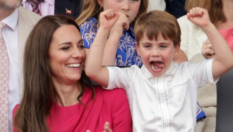 Herzogin Kate und ihr kleiner Prinz Louis (Bild: APA/Photo by Chris Jackson/AFP)