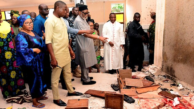 Blutiger Pfingstsonntag 2022 in Nigeria: Bei einem Überfall bewaffneter Täter auf einen katholischen Gottesdienst im Bundesstaat Ondo im Südwesten des Landes wurden rund 100 Menschen getötet. (Bild: APA/AFP)
