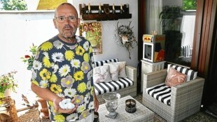 Jochen H. (45) ist verzweifelt. Unbekannte haben mit Steinen seinen Balkon beschädigt. ...
