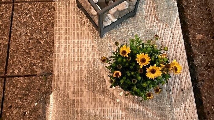 Auch die Balkontischplatte ging bei einem Angriff zu Bruch.