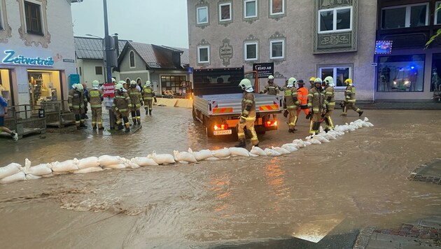 Der Jufersbach flutete Teile des Ortszentrums. (Bild: FF Saalfelden)