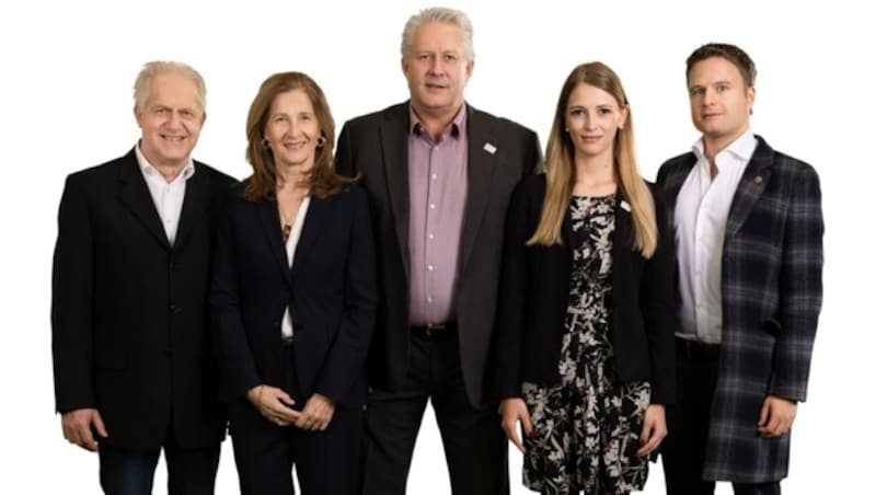 Der alte Landesvorstand mit Obmann Bernhard Schmidt (Mi.), Stv. Christian Ortner, Schriftführerin Angelika Berloffa, Chiara Di Bernardo (Stv.), Finanzreferent Lukas Haas (v.li.). (Bild: MFG Tirol / Alexander Pfeffel)