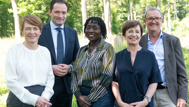 Elke Büdenbender, Minister Totschnig, Auma Obama, Doris Schmidauer und Freidhager (v. li.) im „Wald der Zukunft“. (Bild: FRANK HELMRICH PHOTOGRAPHIE)
