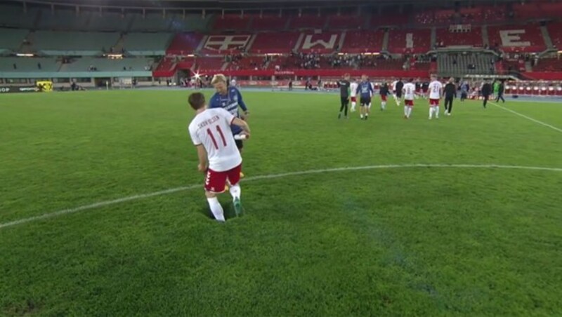 Ein tiefes Loch im Rasen des Happel-Stadions (Bild: ORF (Screenshot))