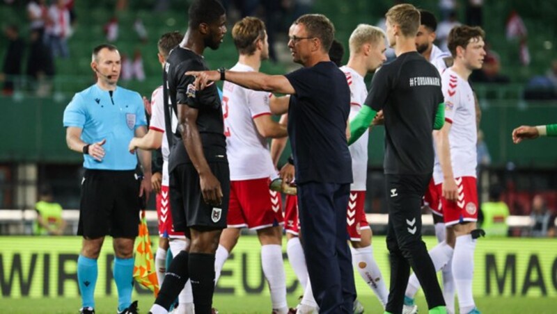 Teamchef Ralf Rangnick nach der Niederlage im Gespräch mit Kevin Danso (Bild: GEPA )