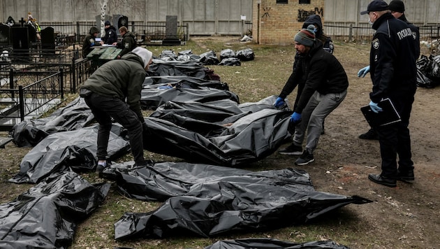 Leichensäcke in der Ukraine (Bild: AFP)