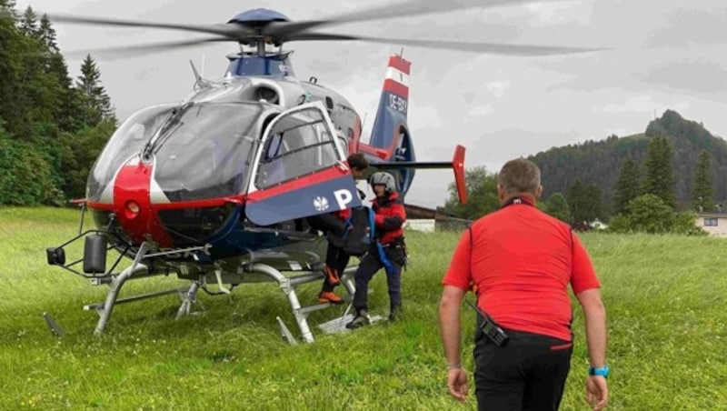 Auch der Polizeihubschrauber flog den Pendling ab (Bild: zoom.tirol)