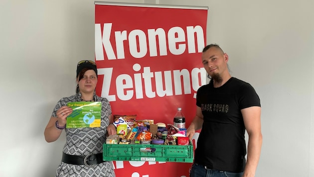 Daniela und Daniel brachten beim Besuch in der „Krone“- Redaktion eine Kiste mit einwandfreien Lebensmitteln mit. Sie wären im Müll gelandet, hätte sie sie nicht gerettet. (Bild: Nicole Greiderer)