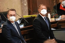 Sie nennen sich Freunde und teilen nun die Anklagebank im Großen Wiener Schwurgerichtssaal: Strache (li.) und Stieglitz (Bild: Klemens Groh)