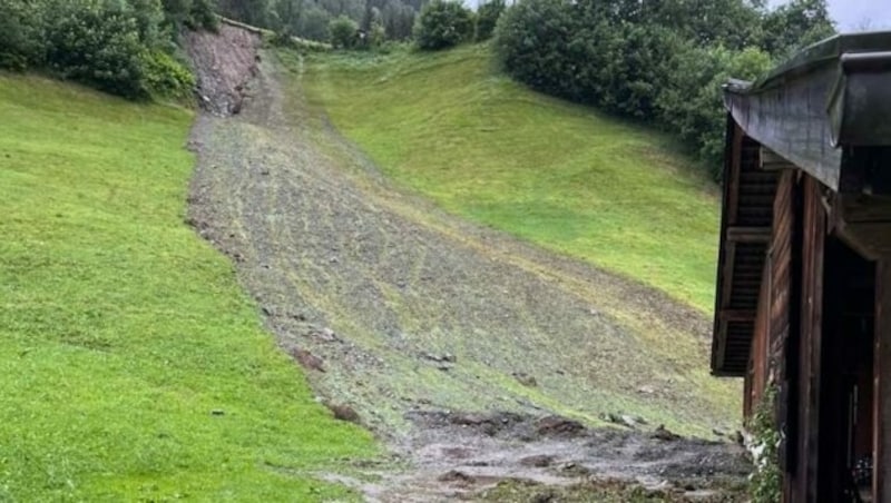 Über diesen Hang rutschten Geröll und Schlamm auf das Stallgebäude zu (Bild: zVg)