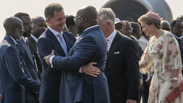 König Philippe und seine Frau Mathilde (rechts) wurden auf dem Flughafen nahe der Hauptstadt Kinshasa von Präsident Félix Tshisekedi (Bildmitte) empfangen. (Bild: AFP/Arsene Mpiana)