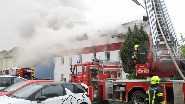 Bei dem gefährlichen Brand in dem Wohnhaus wurden keine Menschen verletzt (Bild: laumat.at/Matthias Lauber)