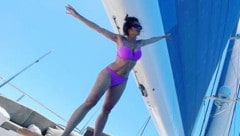 Salma Hayek zeigt ihre Traumfigur bei einem Tänzchen im Bikini auf der Jacht. (Bild: instagram.com/salmahayek)
