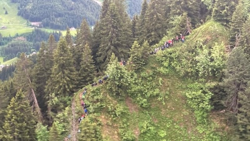 Die 99 Schüler und acht Lehrpersonen saßen auf dem Heuberggrat fest und mussten mit zwei Hubschraubern per Taubergung gerettet werden. (Bild: Polizei Vorarlberg)