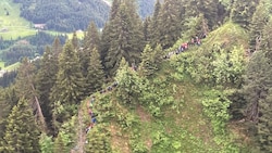 Die 99 Schüler und acht Lehrpersonen saßen auf dem Heuberggrat fest und mussten mit zwei Hubschraubern per Taubergung gerettet werden. (Bild: Polizei Vorarlberg)
