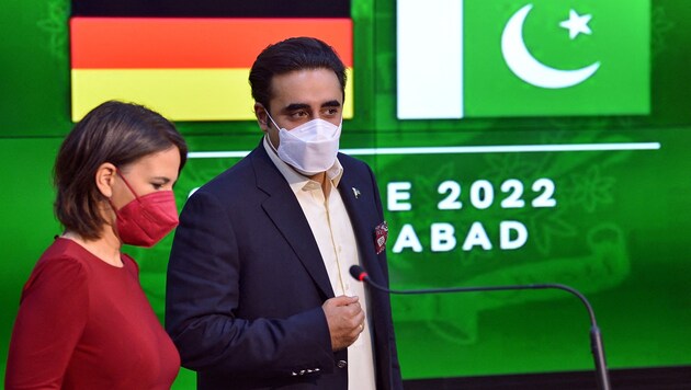 Kurz vor Bekanntwerden ihrer Corona-Infektion hatte Baerbock noch einen Auftritt mit ihrem pakistanischen Amtskollegen Bilawal Bhutto Zardari. (Bild: APA/AFP/FAROOQ NAEEM)