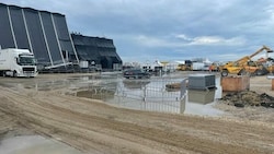 Noch stehen nach den intensiven Regenfällen der letzten Tage am Gelände des Nova Rock weite Teile der Parkflächen unter Wasser. Fans sollen daher mit der Anreise etwas warten, appellierte Veranstalter Ewald Tatar. (Bild: facebook.com/ewald.tatar)