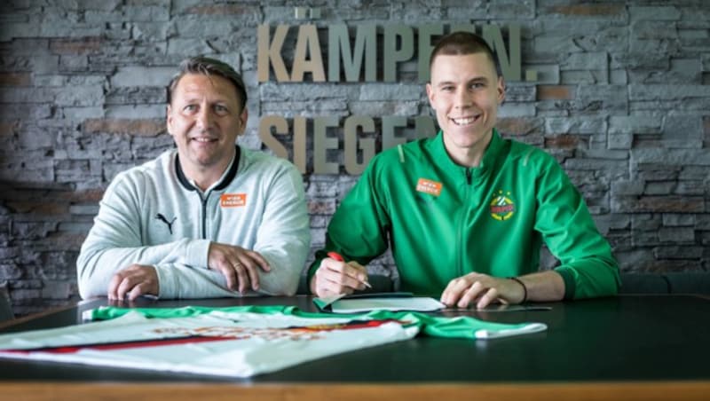 Neo-Rapidler Aleksa Pejic (re.) und Geschäftsführer Sport Zoran Barisic (Bild: SK Rapid | Red Ring Shots)