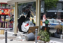 Am Mittwoch ist ein Autofahrer in Berlin in eine Menschenmenge gerast. Dabei kam eine Person ums Leben, mindestens zwölf weitere sollen verletzt worden sein. (Bild: AFP)