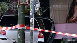 Das Auto raste in ein Schaufenster der Parfümerie Douglas. (Bild: AFP, Krone KREATIV)