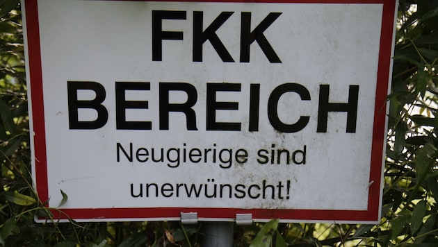 Dieses Schild soll am FKK-Bereich in Feldkirchen unerwünschte Gäste fernhalten (Bild: Markus Schütz)